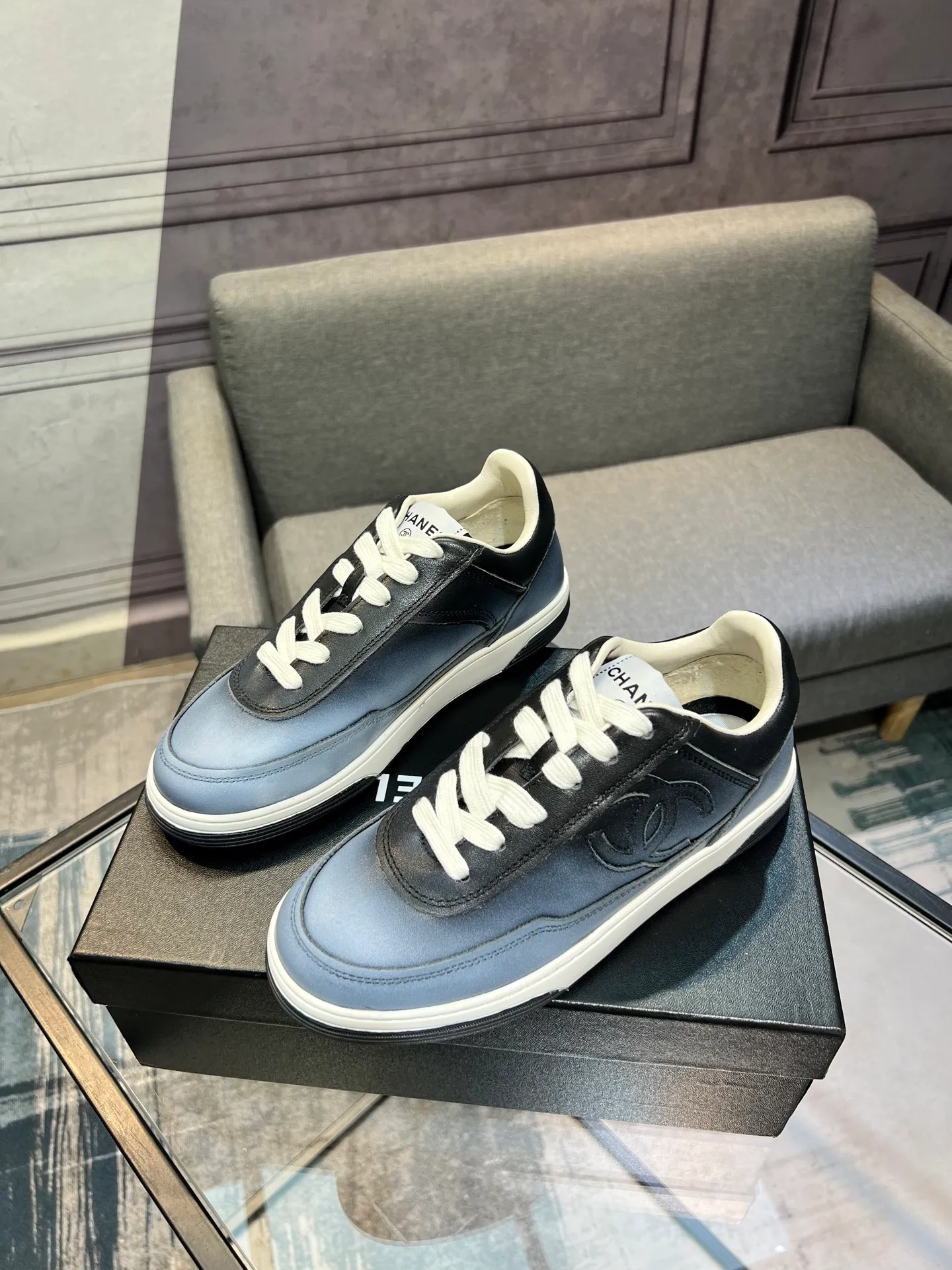 Men's men's shoes 💰660 Exclusive real shot (top version) CHANEL Chanel 2025ss color matching thick-soled casual sports shoes and sneakers. The counter is synchronized. The counter is very popular. A shoe that is very difficult to buy. The most popular thick-soled panda shoes on the Internet. It can be imagined that Xiaoxiang control can't miss it. It has both good looks and comfort. Simple and versatile white shoes. The thick sole increases the height and is super versatile. Close your eyes and wear it. Whoever wears it will look better. Upper: calfskin Lining: imported sheepskin lining Outsole: TPU original outsole Size: 35-44 (customized for women 41 and 40, and 45 for men)